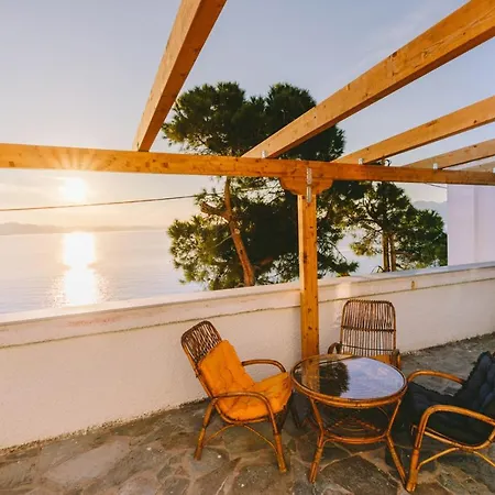 Thalassa House *